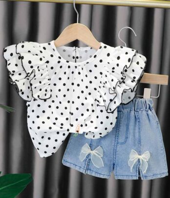 Ensemble de short en jean et chemise a pois noirs