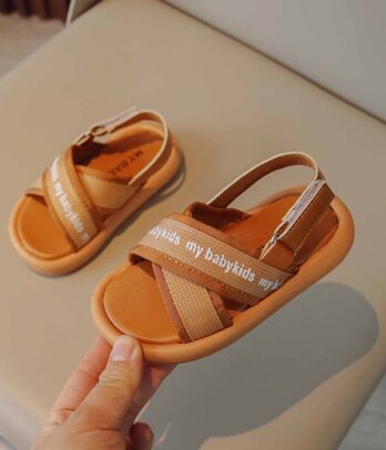 Sandales de couleur marron pour garçon