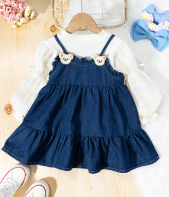 Ensemble de robe en jean décolletée et pull beige à manches bouffantes