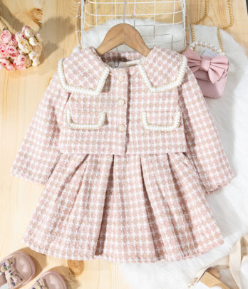 Ensemble de robe d'écolleter et veste classique rose