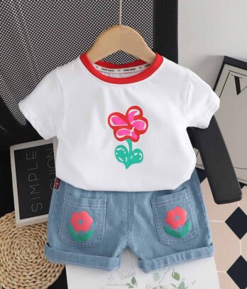 Ensemble estival de short en jean et t-shirt blanc à fleur
