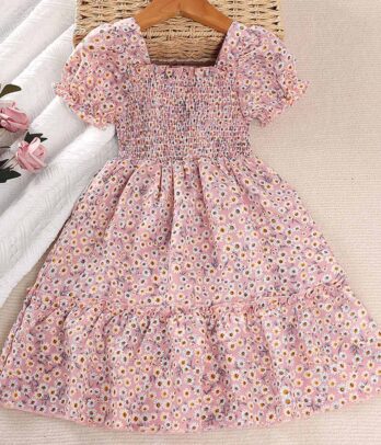 Robe rose fleurie à tissu léger pour l'été