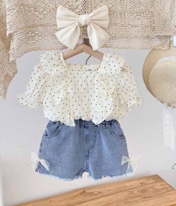 Ensemble composé d'un short en jean et haut à petits pois
