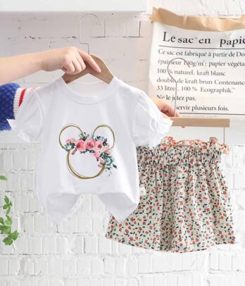 Ensemble floral composé de short floral et T-shirt blanc imprimé