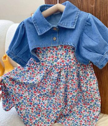 Robe florale d'été avec veste en jean à col classique