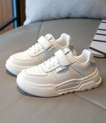 Chaussures sportives de couleur blanche