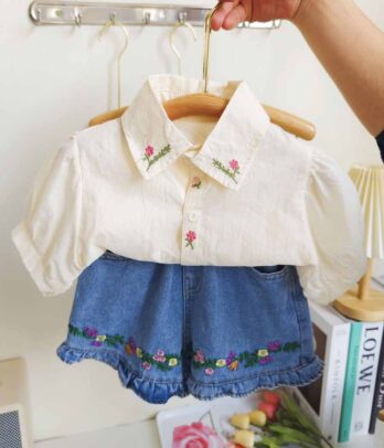 Ensemble brodé de short en jean et chemise à col classique de couleur pâle