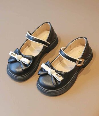 Paire de chaussures classiques noires pour filles