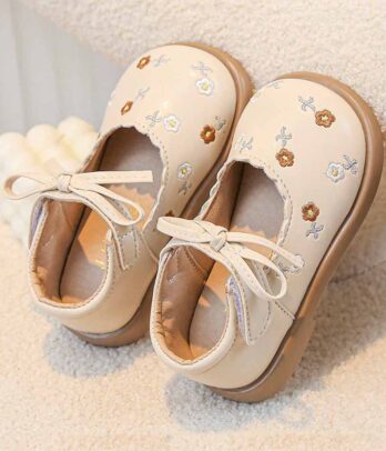 Ballerines beiges à petites fleurs brodées 
