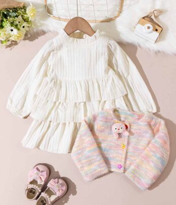 Robe fine de couleur blanche avec veste rose à manches longues
