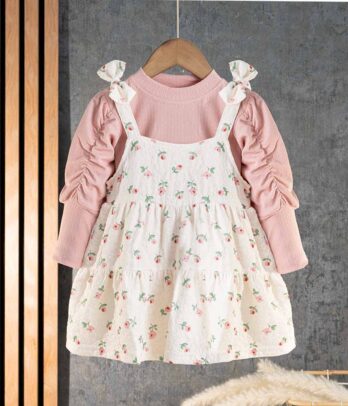 Ensemble de pull rose et robe blanche fleurie