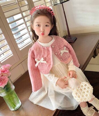 Ensemble de robe blanche et veste en tweed rose