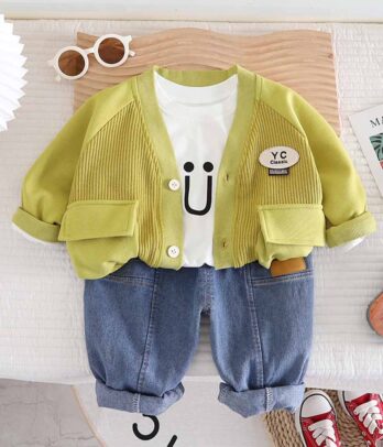 Set trois pièces de pull blanc, blouson vert pistache et jean