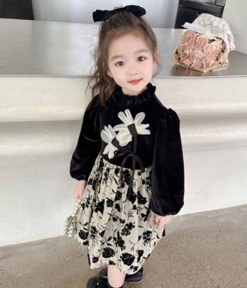 Ensemble de robe beige florale et haut noir