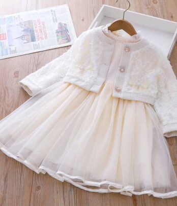 Ensemble de robe blanche et cardigan pour fille