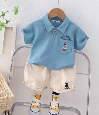 Ensemble de pull bleu à col classique et short blanc :