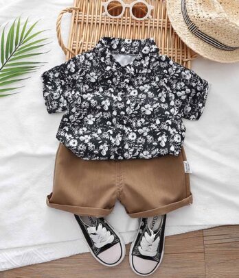Ensemble estival floral sombre pour garçons