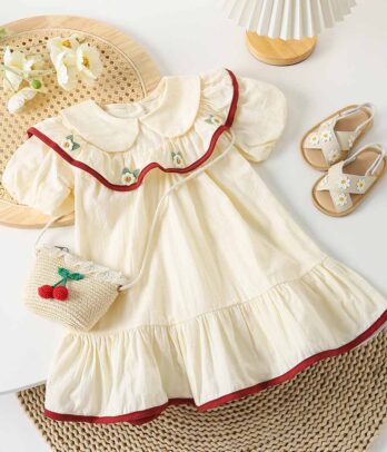 Robe estivale mi-longue de couleur blanc cassé