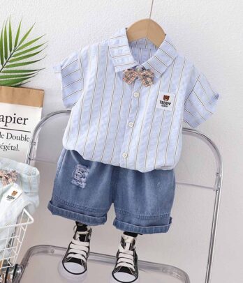 Ensemble semi-classique de short en jean et chemise bleue
