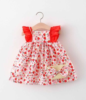 Robe florale rouge avec sacoche en paille