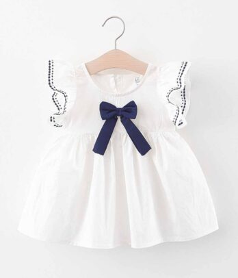 Robe blanche à jupon évasé et détails bleus