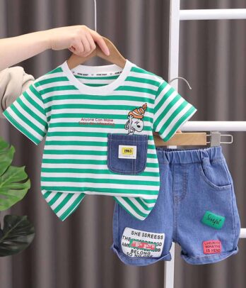 Ensemble de T-shirt à rayures vertes et short en jean