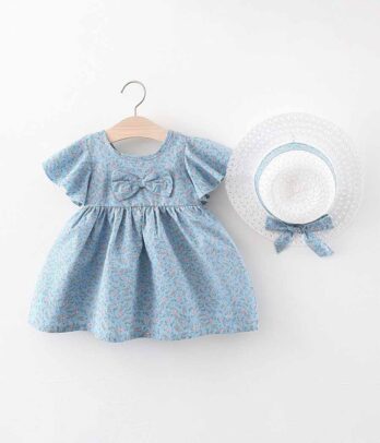 Robe estivale bleue avec chapeau blanc à nœud papillon