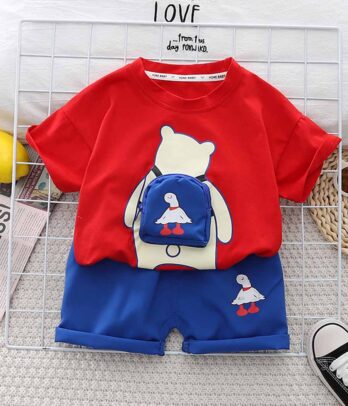 Ensemble estival de bermuda bleu et T-shirt avec nounours