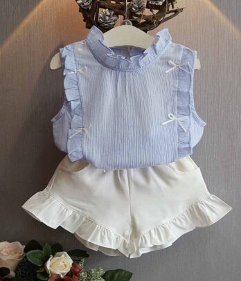 Ensemble de short blanc et blouse bleu ciel à rayures