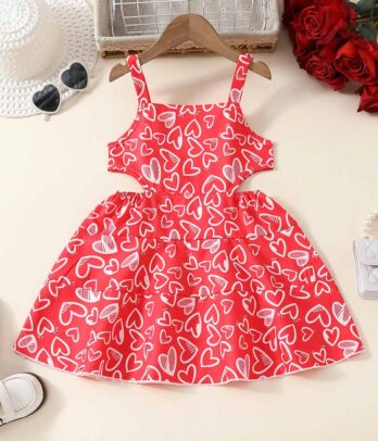 Robe rouge décolletée à cœurs blancs