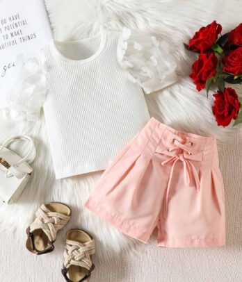 Ensemble de short rose et haut blanc à manches fleuries
