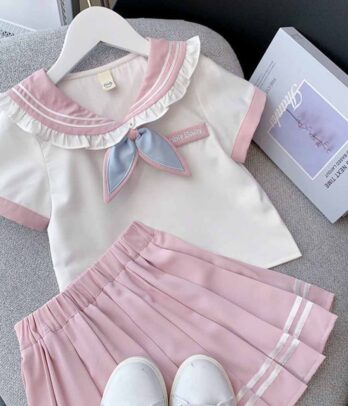 Ensemble rose de jupe plissée et T-shirt à col style marin