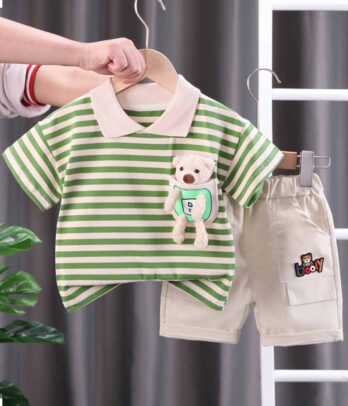 Ensemble de short beige et T-shirt à rayures et petit nounours