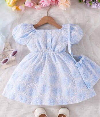 Robe florale bleue avec sacoche