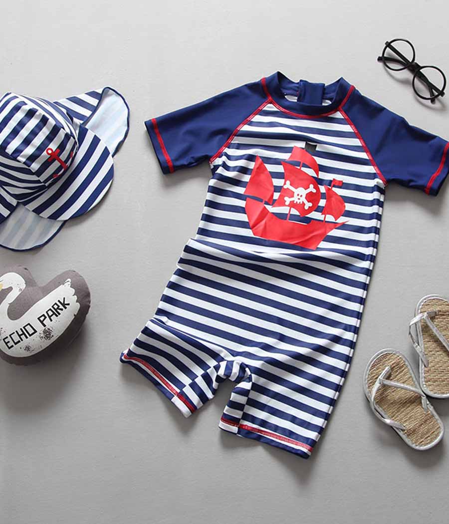 9007328155_1319620468 Maillot de bain à rayures imprimé "Bateau pirates" UPF 50+ – Image 1