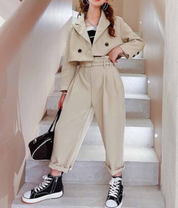 Set beige de pantalon classique et veste courte assortie