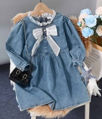 Robe en jean clair avec nœud papillon sur l'encolure