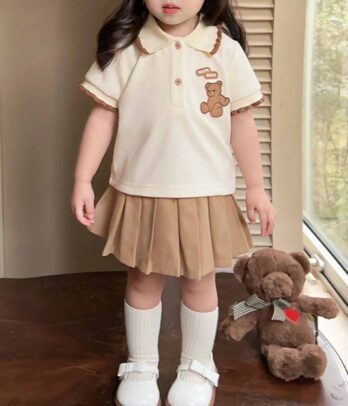 Ensemble de T-shirt "Ourson" et jupe plissée de couleur marron