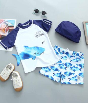 Ensemble de plage de trois pièces imprimé requins UPF 50+ :