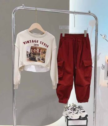 Ensemble de crop vintage et pantalon cargo rouge style pop