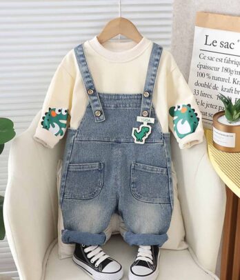 Ensemble de salopette dinosaure en jean avec pull beige