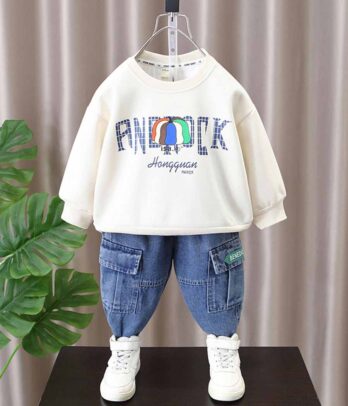 Tenue décontractée de sweat blanc imprimée et pantalon en jean