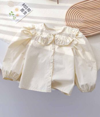 Chemise blanche à col claudine et boutons en perles