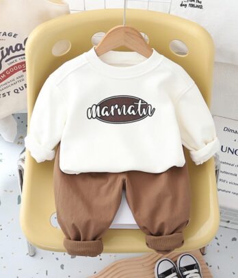 Ensemble de pull blanc et pantalon marron