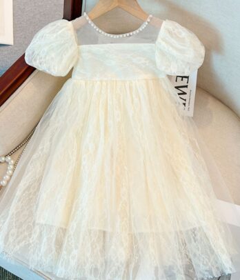 Robe estivale en dentelle de couleur blanc cassé