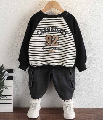 Pantalon en jean noir et pull à rayures noir et blanc