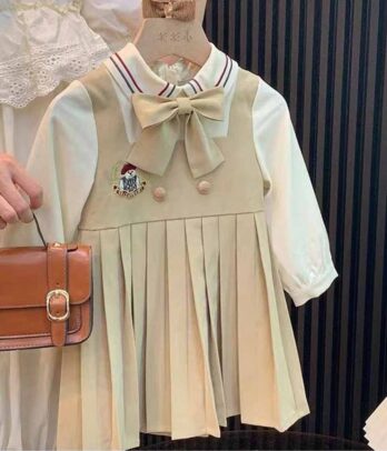 Robe d'écolière beige avec un effet chemise blanche à nœud papillon