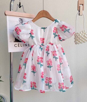 Robe blanche florale vaporeuse pour l'été