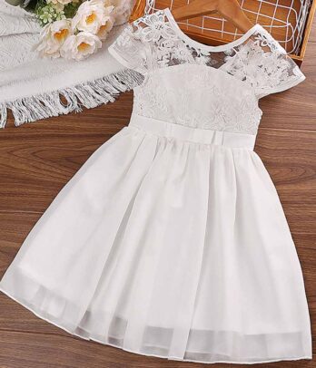 Robe blanche simple avec haut en dentelle