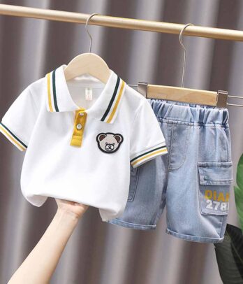 Ensemble de bermuda en jean et T-shirt blanc à col classique pour garçons